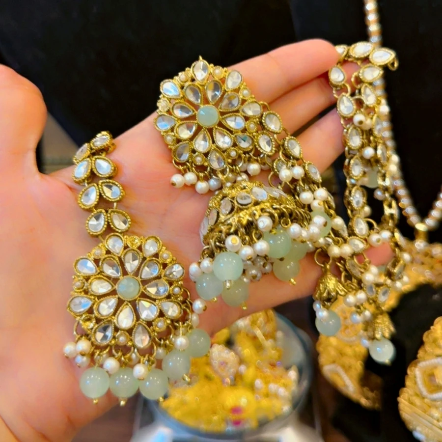 Kundan Jhoomka with Sahara & Bindiya